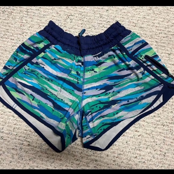 Lululemon shorts. Size 6. Dot confirmed. Lined. Summer. Gym. Workout. - Picture 2 of 6